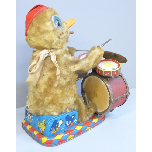 658 - An Alps Japan 1940s tin plate duck playing the drums, with batteries in working condition