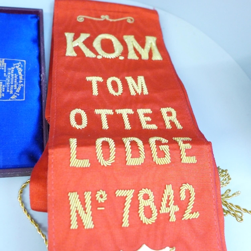 660 - Masonic regalia including four RAOB silver medals