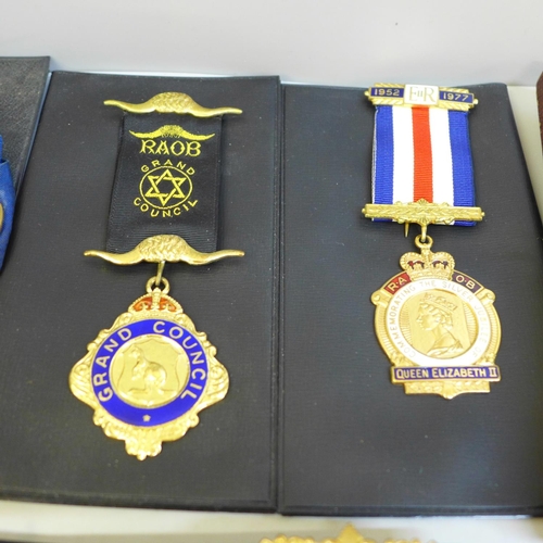 660 - Masonic regalia including four RAOB silver medals