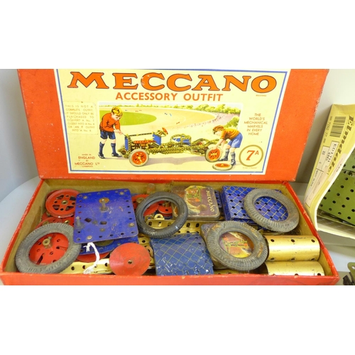 673 - A late 1940's Meccano set outfit 7A, and a Meccano army vehicle