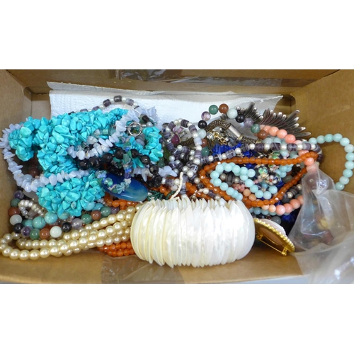 718 - A box of costume jewellery