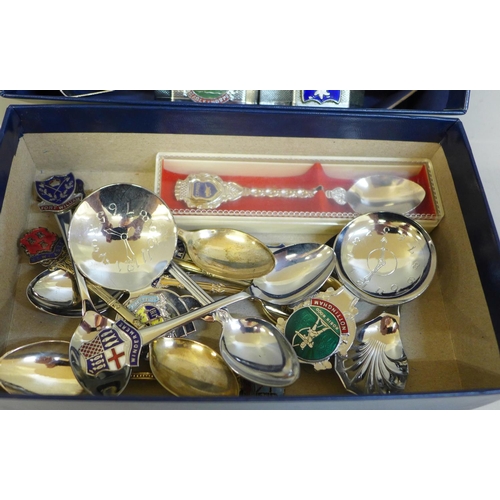 723 - Fifteen napkin rings and fourteen spoons, all with various Coats of Arms