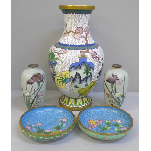 726 - A cloisonne vase, a pair of small cloisonne vases, one a/f and two cloisonne dishes