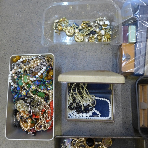 751 - A box of costume jewellery