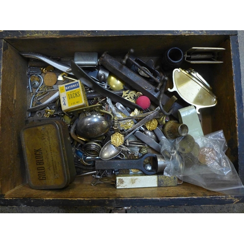 759 - A wooden box of assorted items; penknives, chains, brooches, gaming tokens, a silver fob, etc.