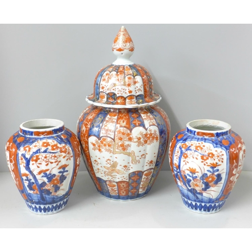 802 - A pair of Japanese Imari vases, 15cm and a lidded Imari jar