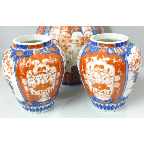 802 - A pair of Japanese Imari vases, 15cm and a lidded Imari jar