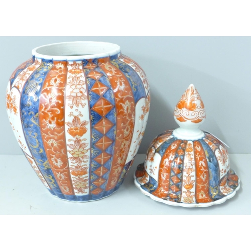 802 - A pair of Japanese Imari vases, 15cm and a lidded Imari jar