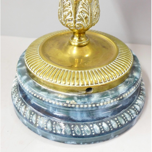 809 - A brass oil lamp with blue glass reservoir and pottery base, replacement shade