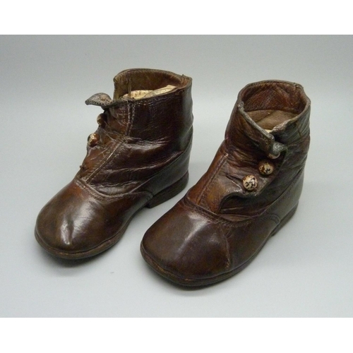 848 - A pair of late 19th Century children's leather shoes