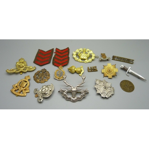 851 - A bayonet badge marked 1914-1915, pin a/f, a Journee Du 75 1914-1915 tin token and a collection of m... 