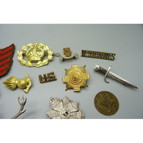 851 - A bayonet badge marked 1914-1915, pin a/f, a Journee Du 75 1914-1915 tin token and a collection of m... 