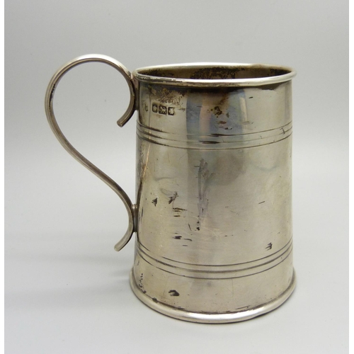 859 - A silver mug, 147g