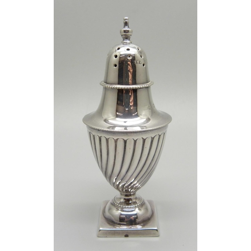 866 - A Victorian silver pepperette with screw top, London 1889, 36g