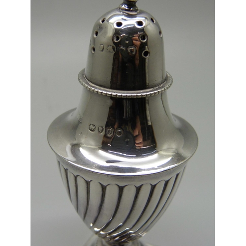 866 - A Victorian silver pepperette with screw top, London 1889, 36g