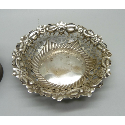 868 - Three silver spoons, a silver spoon, a/f, a pierced silver dish, 196g