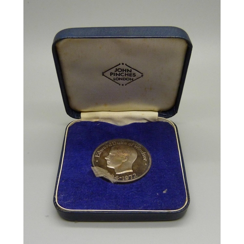 873 - An Edward Duke of Windsor 1894-1972 silver commemorative medallion, cased