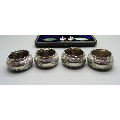 876 - A cased set of four silver salts and two pairs of silver spoons, 53g