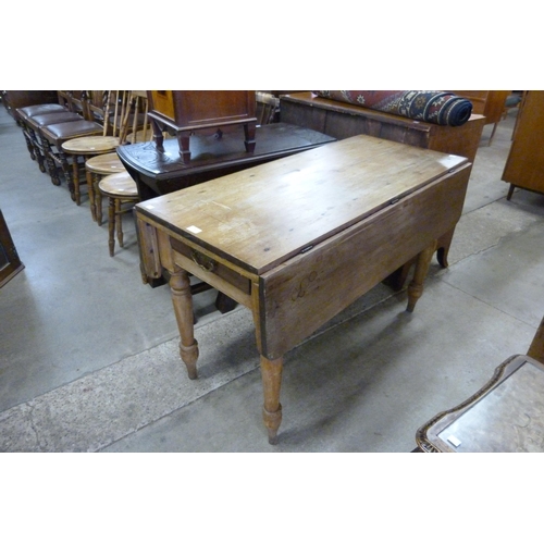 161 - A Victorian pine drop leaf single drawer kitchen table