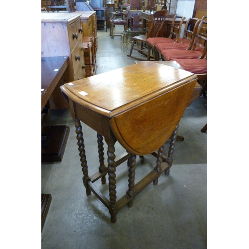 174 - A small oak barleytwist gateleg table