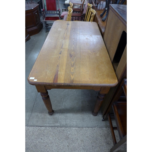 226 - A Victorian pitch pine single drawer farmhouse kitchen table