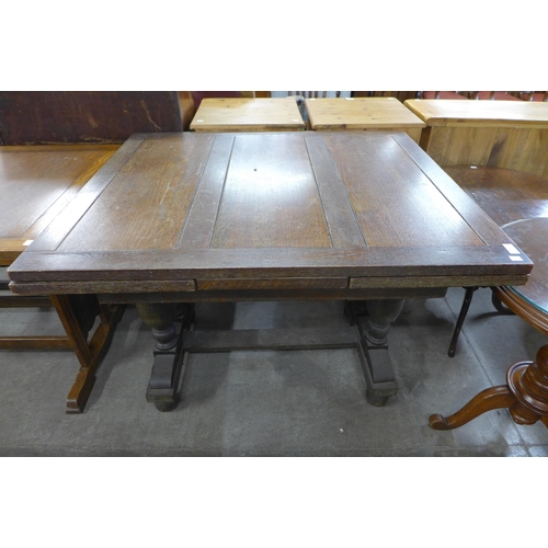 231 - An oak draw leaf table