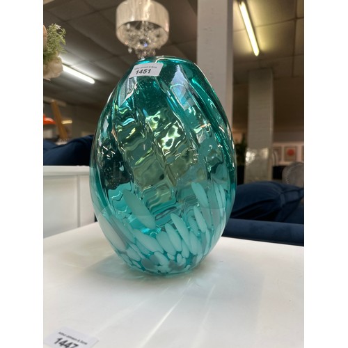 1451 - An ocean twist glass vase