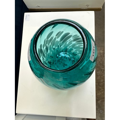 1451 - An ocean twist glass vase