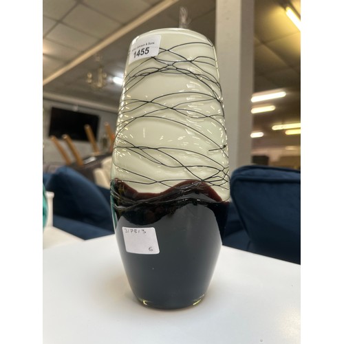 1455 - A black and white wavy spiral vase