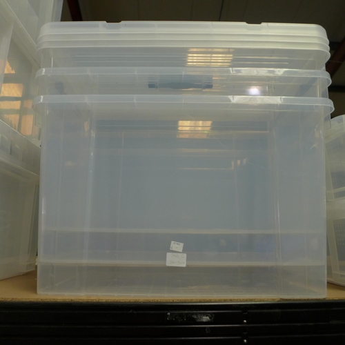 3408C - 3 plastic storage boxes with lids - Damaged