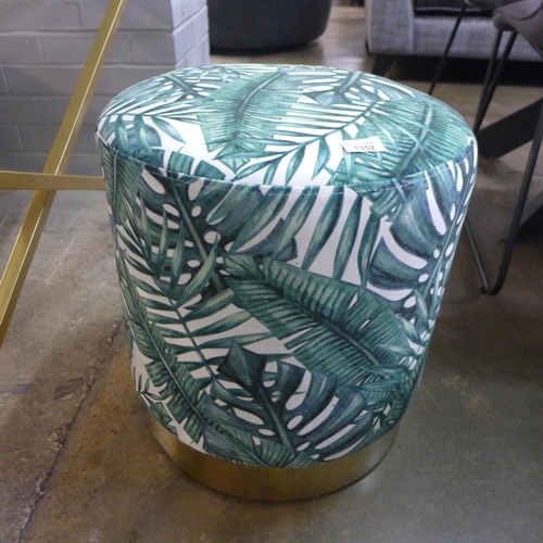 1352 - A palm leaf footstool