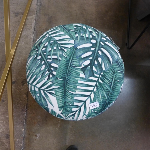 1352 - A palm leaf footstool