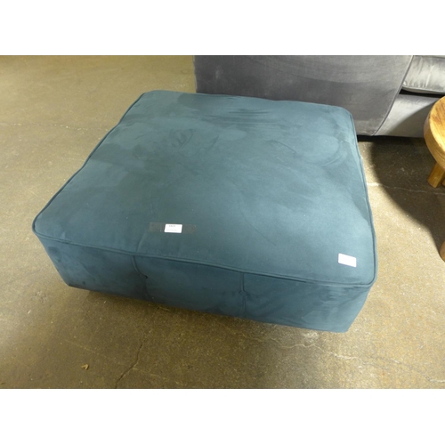 1423 - A green velvet buttoned footstool