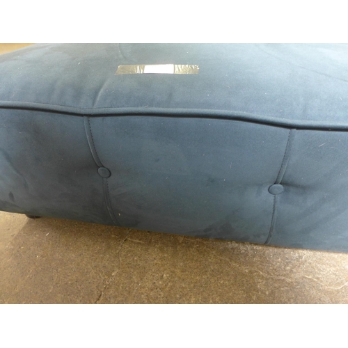 1423 - A green velvet buttoned footstool