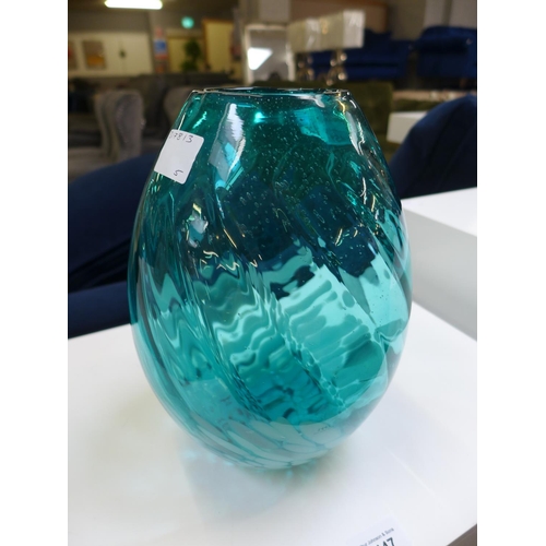 1451 - An ocean twist glass vase