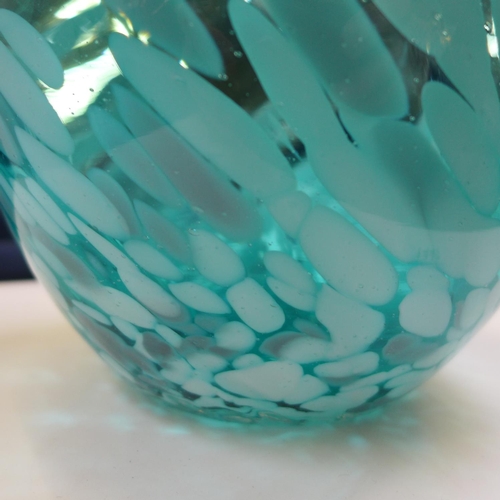 1451 - An ocean twist glass vase