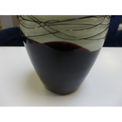 1455 - A black and white wavy spiral vase