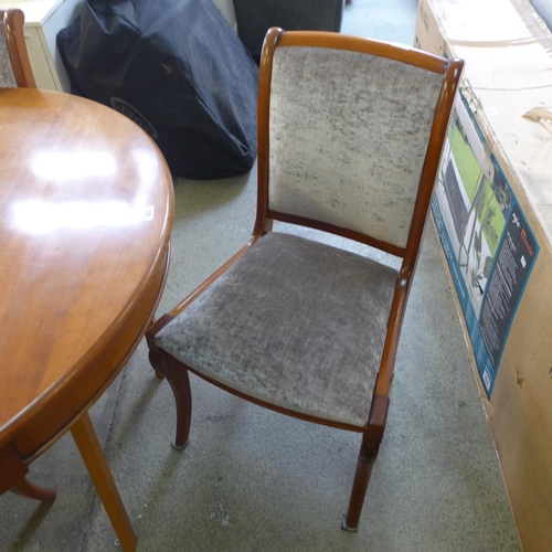 1632 - A cherry wood oval extending dining table with a set of six grey upholstered dining chairs