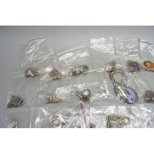 1005 - A collection of silver pendants and chains