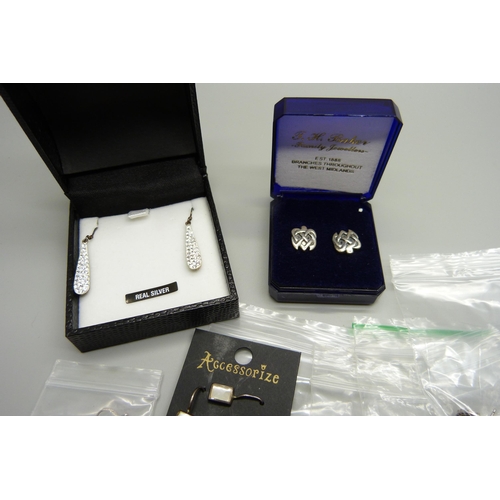 1009 - A collection of silver earrings