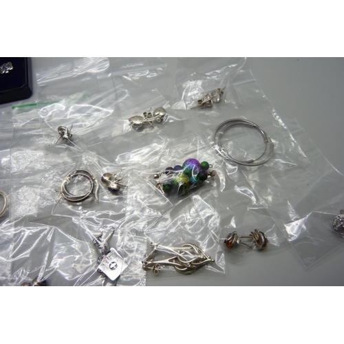 1009 - A collection of silver earrings