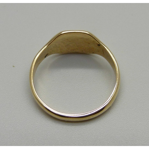 1013 - A yellow metal signet ring, stamped 18ct, 3g, L