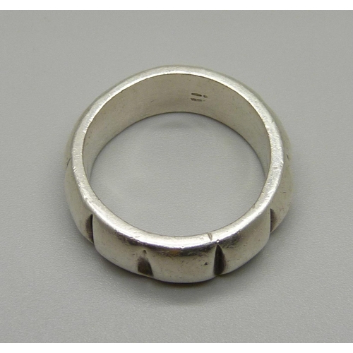 1023 - A gentleman's silver ring, 18g, size 1