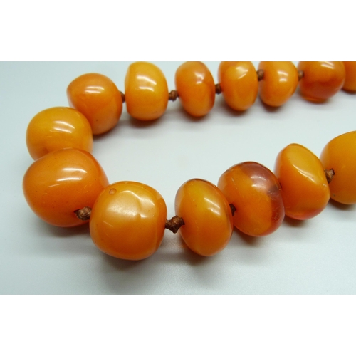 1025 - An amber coloured necklace