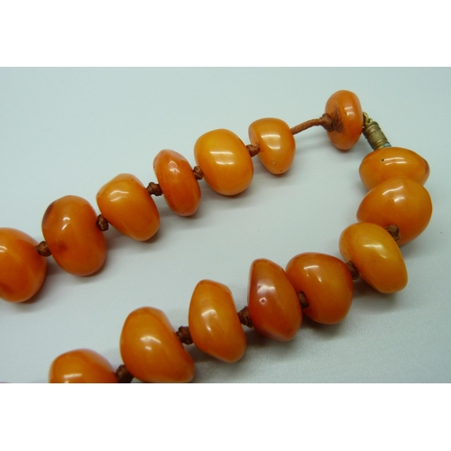 1025 - An amber coloured necklace