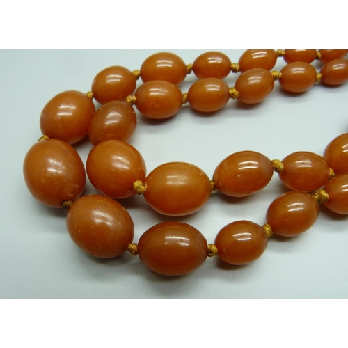 1026 - An amber necklace, 62g