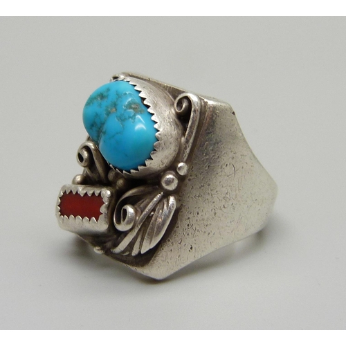 1032 - A hallmarked silver and turquoise ring, 19g, T