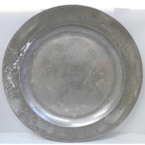 608 - A large mid 18th Century pewter charger, John Duncombe, 45cm