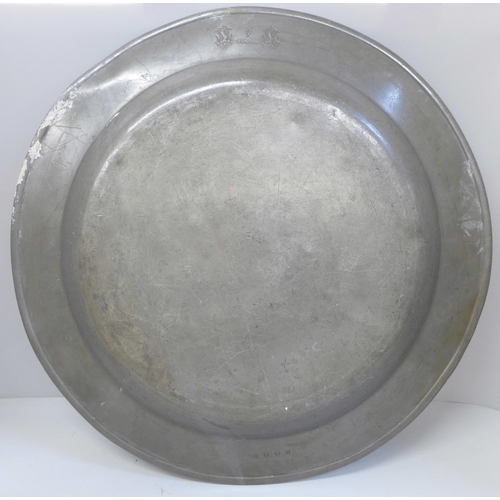 608 - A large mid 18th Century pewter charger, John Duncombe, 45cm