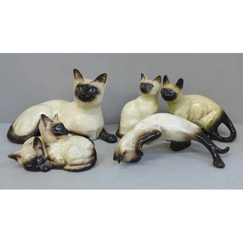 652 - Five Siamese cat figures including Beswick and Royal Doulton